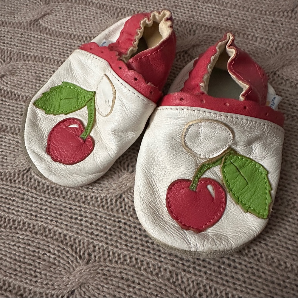 EUC 8pc Robeez/Zutano/Nicole Miller Baby Girl Soft Sole Shoe Bundle, Sizes 2-3 - Picture 5 of 10